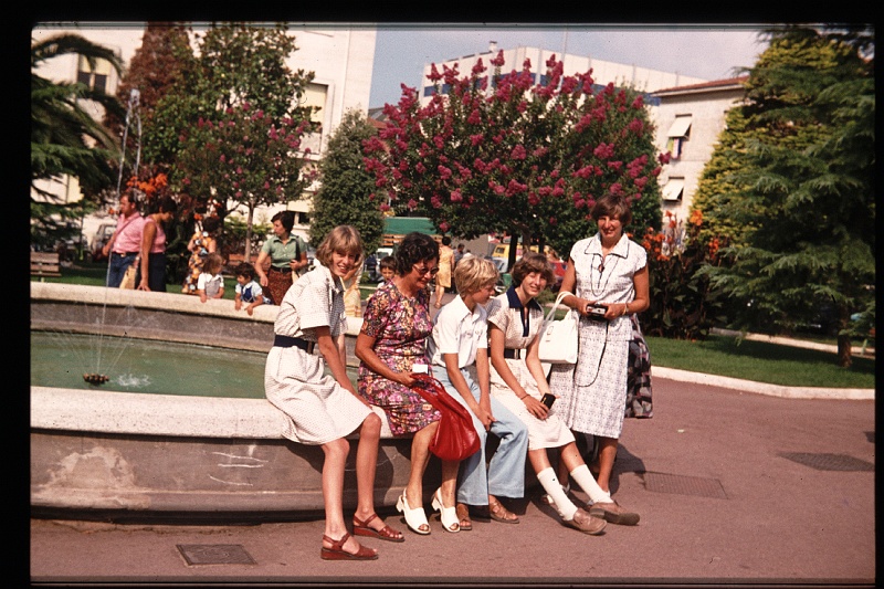 08.Cecine jul 1977 Ilse,Mama,Brigitte,Marion,Peter.JPG
